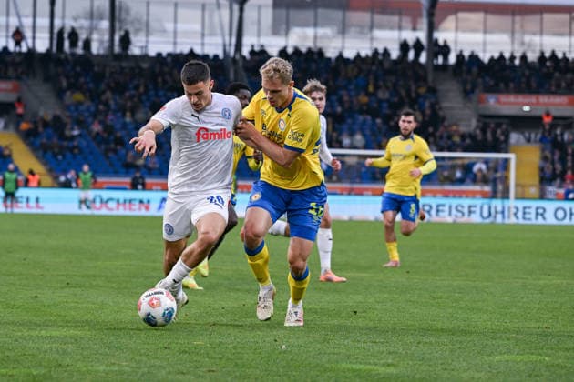 07 12 2025, Soccer, 2 Bundesliga, 15 Matchday Season 2025 2026, Eintracht Braunschweig Holstein Kiel, Adrian Kapralik Holstein Kiel , Louis Breunig Eintracht Braunschweig xRHR PHOTO TKx Copyright: RHR-FOTOx RHR-FOTO TK