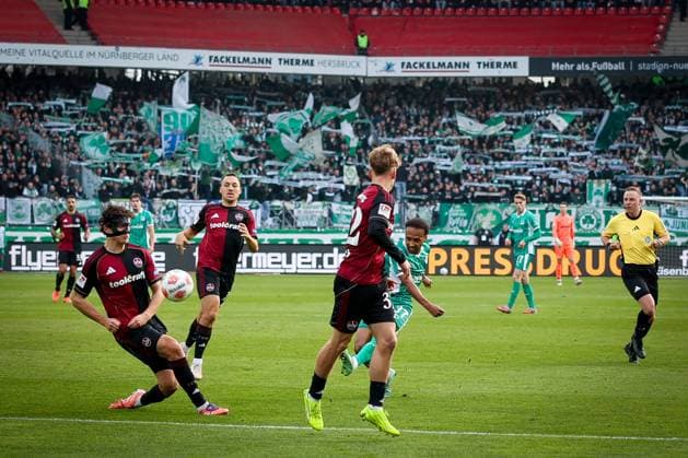 Julian Green 37 Spvgg Greuther Fuerth with a shot on goal, with Fabio Gruber 4 1FC Nuernberg and Tim Janisch 32 1FC Nuernberg , 1 FC Nuernberg vs Spvgg Greuther Fuerth, Football, 2 Bundesliga, DFL, Saison 2025 2026, Hinrunde, 15 Spieltag, 07 12 2025 DFB regulations prohibit any use of photographs as image sequences and or quasi video Nuernberg Bayern Germany Copyright: xkolbert-press MartinxAgüerax
