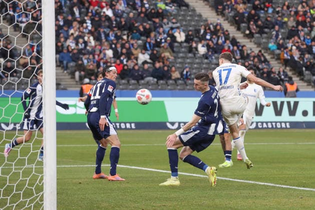 07 12 2025, xtgx, Fussball 2 Bundesliga, Hertha BSC Berlin 1 FC Magdeburg emspor, v l Alexander Nollenberger Magdeburg, 17 schiesst Tor, schießt, Torschuetze, erzielt Tor, Treffer, scores the goal 0 1 DFL DFB REGULATIONS PROHIBIT ANY USE OF PHOTOGRAPHS as IMAGE SEQUENCES and or QUASI VIDEO Berlin
