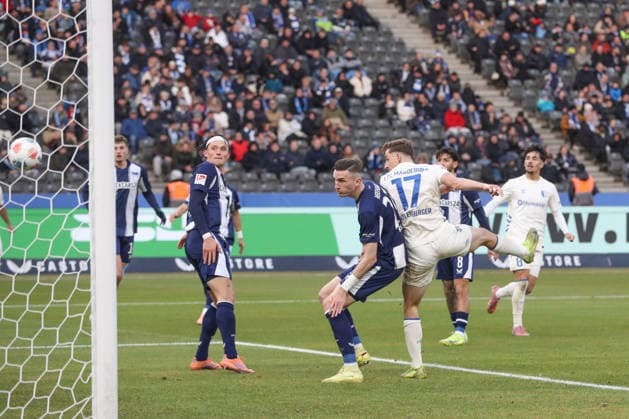 07 12 2025, xtgx, Fussball 2 Bundesliga, Hertha BSC Berlin 1 FC Magdeburg emspor, v l Alexander Nollenberger Magdeburg, 17 schiesst Tor, schießt, Torschuetze, erzielt Tor, Treffer, scores the goal 0 1 DFL DFB REGULATIONS PROHIBIT ANY USE OF PHOTOGRAPHS as IMAGE SEQUENCES and or QUASI VIDEO Berlin