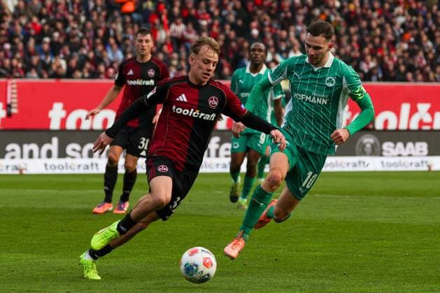 Tim Janisch 32 1FC Nuernberg in duel with Branimir Hrgota 10 Spvgg Greuther Fuerth , 1 FC Nuernberg vs Spvgg Greuther Fuerth, Fußball, 2 Bundesliga, DFL, Saison 2025 2026, Hinrunde, 15 Spieltag, 07 12 2025 DFB regulations prohibit any use of photographs as image sequences and or quasi video Nuernberg Bayern Germany Copyright: xkolbert-press MartinxAgüerax