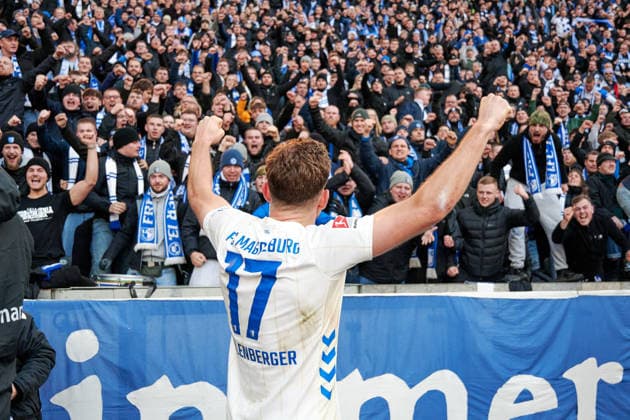 Alexander Nollenberger 1 FC Magdeburg, 17 , cheers with fans, GER, Hertha BSC vs ,1 FC Magdeburg, 2 Bundesliga, Saison 2025 2026, 15 Spieltag, 07 12 2025 DFL REGULATIONS PROHIBIT ANY USE OF PHOTOGRAPHS AS IMAGE SEQUENCES AND OR QUASI VIDEO GER, Hertha BSC vs ,1 FC Magdeburg, 2 Bundesliga, Saison 2025 2026, 15 Spieltag, 07 12 2025 Berlin Copyright: xEibner-Pressefotox xClaudiusxRauchx EP_CRH
