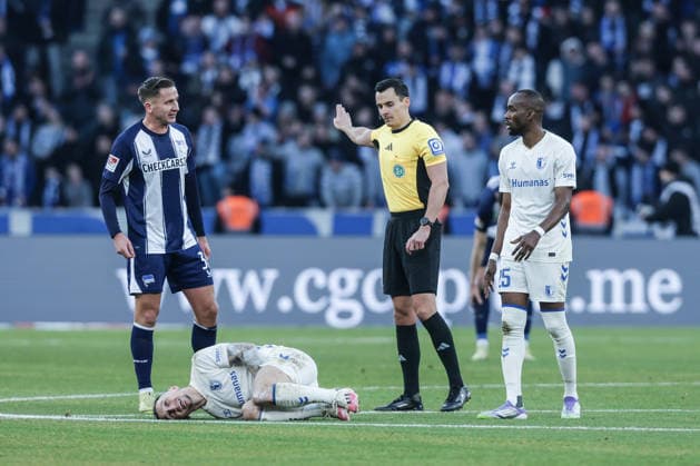 Sport, Football, 2 Bundesliga Season 2025 2026 15 Matchday Hertha BSC Berlin 1 FC Magdeburg 07 12 2025, Olympiastadion Berlin Paul Seguin Hertha BSC Berlin, 30 Baris Atik 1 FC Magdeburg, 23 Konrad Oldhafer Referee Silas Gnaka 1 FC Magdeburg, 25 Berlin Olympiastadion Berlin Berlin Germany