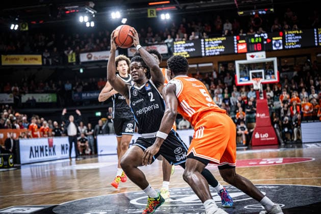 1 Basketball Bundesliga, easyCredit BBL, Season 2025 2026, Men, Main Round, 9 Matchday, 07 12 2025, RASTA Vechta Veolia Hamburg Towers Leonard Thorpe Jr 2 Veolia Towers Hamburg in action Vechta RASTA Dome Lower Saxony Germany