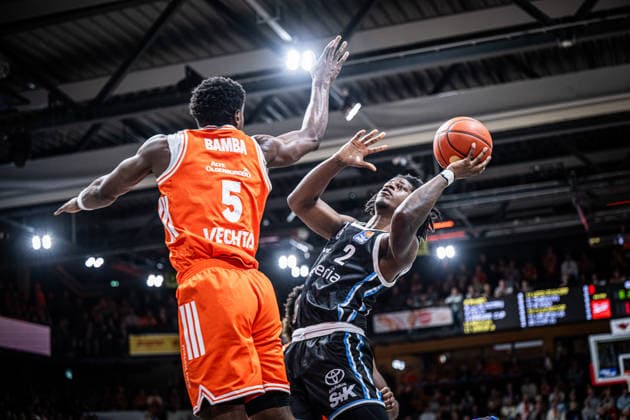1 Basketball Bundesliga, easyCredit BBL, Season 2025 2026, Men, Main Round, 9 Matchday, 07 12 2025, RASTA Vechta Veolia Hamburg Towers Leonard Thorpe Jr 2 Veolia Towers Hamburg at the basket Vechta RASTA Dome Lower Saxony Germany