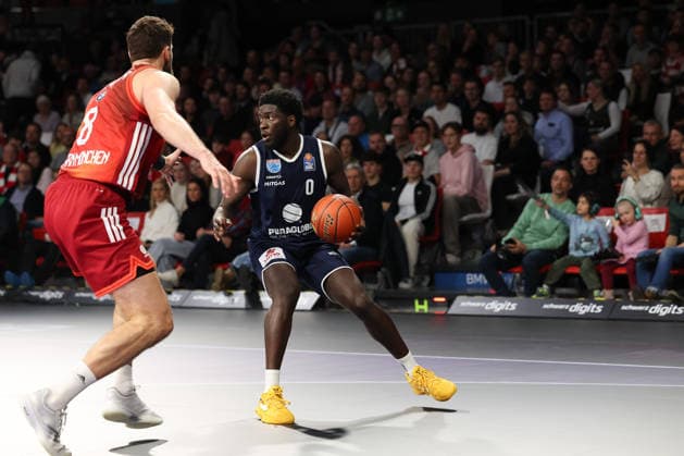 Khyri Thomas SYNTAINICS MBC, 00 with Leon Kratzer FC Bayern Basketball, 08 , GER, FC Bayern Basketball vs SYNTAINICS MBC, Basketball, easycredit Basketball Bundesliga, 9 Matchday, Season 2025 2026, 07 12 2025, GER, FC Bayern Basketball vs SYNTAINICS MBC, Basketball, easycredit Basketball Bundesliga, 9 Matchday, Season 2025 2026, 07 12 2025 Munich Copyright: xEibner-Pressefoto JennixMaulx EP_JML