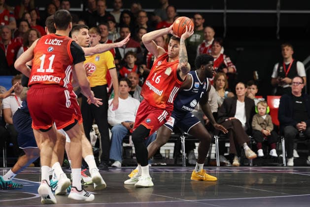 Stefan Jovic FC Bayern Basketball, 16 with ball with Jure Planinic SYNTAINICS MBC, 44 and Khyri Thomas SYNTAINICS MBC, 00 , with Vladimir Lucic FC Bayern Basketball, 11 , GER, FC Bayern Basketball vs SYNTAINICS MBC, Basketball, easycredit Basketball Bundesliga, 9 Matchday, Season 2025 2026, 07 12 2025, GER, FC Bayern Basketball vs SYNTAINICS MBC, Basketball, easycredit Basketball Bundesliga, 9 Matchday, Season 2025 2026, 07 12 2025 Muenchen Copyright: xEibner-Pressefoto JennixMaulx EP_JML