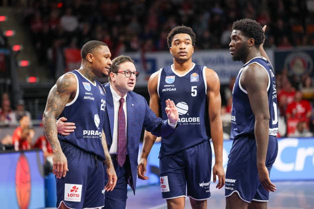 Marco Ramondino SYNTAINICS MBC, Head Coach in conversation with Charles Callison SYNTAINICS MBC, 23 and Marcus Foster SYNTAINICS MBC, 05 , with Khyri Thomas SYNTAINICS MBC, 00 , GER, FC Bayern Basketball vs SYNTAINICS MBC, Basketball, easycredit Basketball Bundesliga, 9 Matchday, Season 2025 2026, 07 12 2025, GER, FC Bayern Basketball vs SYNTAINICS MBC, Basketball, easycredit Basketball Bundesliga, 9 Matchday, Season 2025 2026, 07 12 2025 Muenchen Copyright: xEibner-Pressefoto JennixMaulx EP_JML