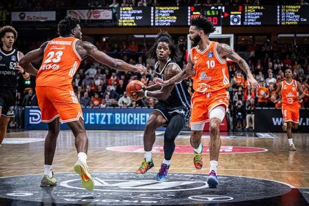 1 Basketball Bundesliga, easyCredit BBL, Season 2025 2026, Men, Main Round, 9 Matchday, 07 12 2025, RASTA Vechta Veolia Hamburg Towers Leonard Thorpe Jr 2 Veolia Towers Hamburg in action Vechta RASTA Dome Lower Saxony Germany