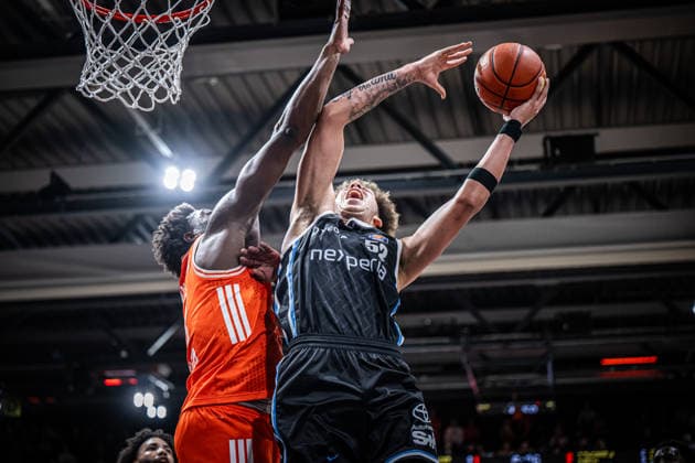 1 Basketball Bundesliga, easyCredit BBL, Season 2025 2026, Men, Main round, 9 Matchday, 07 12 2025, RASTA Vechta Veolia Hamburg Towers Zacharie Perrin 52 Veolia Towers Hamburg at the basket Vechta RASTA Dome Lower Saxony Germany