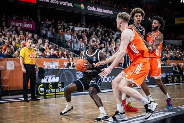 1 Basketball Bundesliga, easyCredit BBL, Season 2025 2026, Men, Main Round, 9 Matchday, 07 12 2025, RASTA Vechta Veolia Hamburg Towers Osaro Rich Igbineweka 3 Veolia Towers Hamburg in action Vechta RASTA Dome Lower Saxony Germany