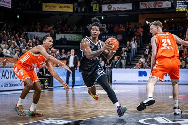 1 Basketball Bundesliga, easyCredit BBL, Season 2025 2026, Men, Main Round, 9 Matchday, 07 12 2025, RASTA Vechta Veolia Hamburg Towers Leonard Thorpe Jr 2 Veolia Towers Hamburg in action Vechta RASTA Dome Lower Saxony Germany