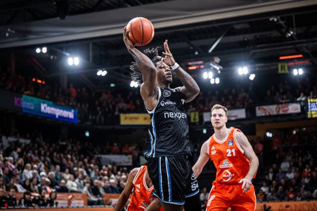 1 Basketball Bundesliga, easyCredit BBL, Season 2025 2026, Men, Main Round, 9 Matchday, 07 12 2025, RASTA Vechta Veolia Hamburg Towers Leonard Thorpe Jr 2 Veolia Towers Hamburg in action Vechta RASTA Dome Lower Saxony Germany