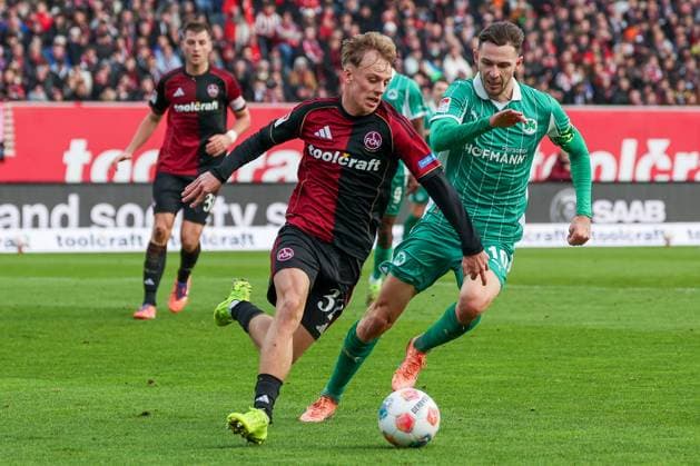 Tim Janisch 32 (1FC Nuernberg) im Duell mit Branimir Hrgota 10 (Spvgg Greuther Fuerth), 1. FC Nuernberg vs. Spvgg Greuther Fuerth, Fussball, 2. Bundesliga, DFL, Saison 2025 2026, Hinrunde, 15. Spieltag, 07.12.2025 DFB regulations prohibit any use of photographs as image sequences and or quasi-video Nuernberg Bayern Deutschland Copyright: xkolbert-press MartinxAgüerax