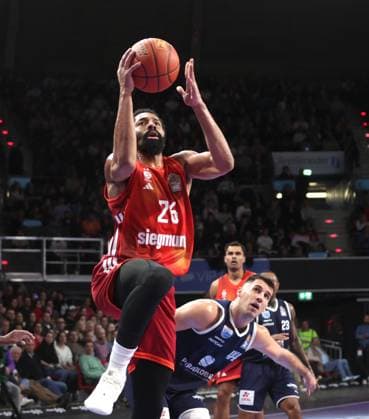 Bayerns 26 Spencer DINWIDDIE over Weissenfels 44 PLANICIC Basketball Bayern Weissenfels Bundesliga, FC Bayern Basketball SYNTAINICS MBC, 9 Matchday, Season 2025 2026, 7 12 2025, in Munich, B M W P A R K, Germany Source Copyright Credit Oryk HAIST xBASKETBALL-BAYERN-MBCx