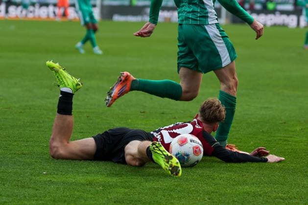 Tim Janisch 32 1FC Nuernberg fouled, lying on the ground, 1 FC Nuernberg vs Spvgg Greuther Fuerth, Football, 2 Bundesliga, DFL, Saison 2025 2026, Hinrunde, 15 Spieltag, 07 12 2025 DFB regulations prohibit any use of photographs as image sequences and or quasi video Nuernberg Bayern Germany Copyright: xkolbert-press MartinxAgüerax