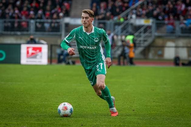 Luca Itter 27 Spvgg Greuther Fuerth in action, 1 FC Nuernberg vs Spvgg Greuther Fuerth, Football, 2 Bundesliga, DFL, Saison 2025 2026, Hinrunde, 15 Spieltag, 07 12 2025 DFB regulations prohibit any use of photographs as image sequences and or quasi video Nuernberg Bayern Germany Copyright: xkolbert-press MartinxAgüerax