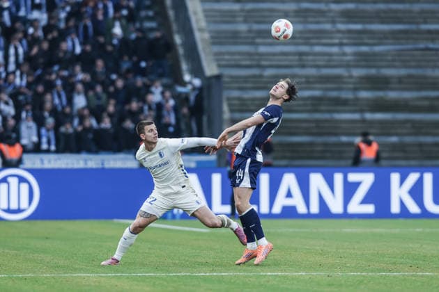 Sport, Football, 2 Bundesliga Season 2025 2026 15 Matchday Hertha BSC Berlin 1 FC Magdeburg 07 12 2025, Olympiastadion Berlin Mateusz Zukowski 1 FC Magdeburg, 22 Linus Jasper Gechter Hertha BSC Berlin, 44 Zweikampf Berlin Olympiastadion Berlin Berlin Germany