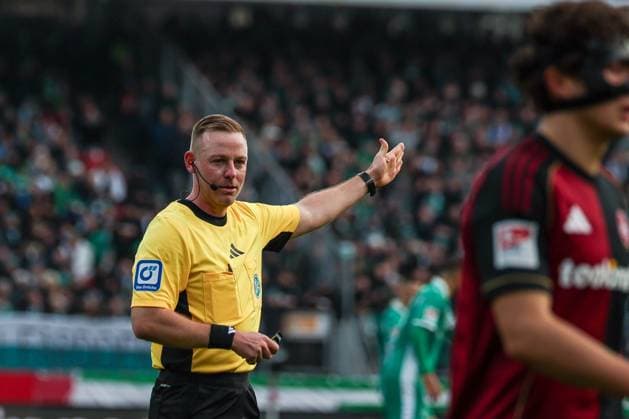Referee Referee Lars Erbst gives instructions, 1 FC Nuernberg vs Spvgg Greuther Fuerth, Football, 2 Bundesliga, DFL, Saison 2025 2026, Hinrunde, 15 Spieltag, 07 12 2025 DFB regulations prohibit any use of photographs as image sequences and or quasi video Nuernberg Bayern Germany Copyright: xkolbert-press MartinxAgüerax