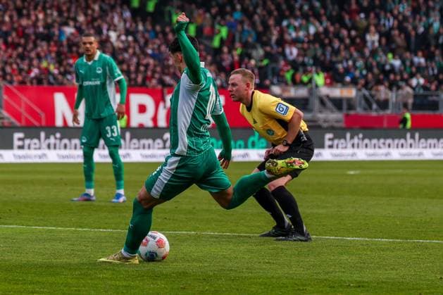 Aaron Keller 16 Spvgg Greuther Fuerth with a shot, with referee referee Lars Erbst, 1 FC Nuernberg vs Spvgg Greuther Fuerth, Football, 2 Bundesliga, DFL, Season 2025 2026, Hinrunde, 15 Matchday, 07 12 2025 DFB regulations prohibit any use of photographs as image sequences and or quasi video Nuernberg Bayern Germany Copyright: xkolbert-press MartinxAgüerax