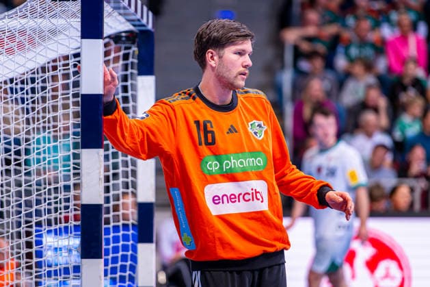 Simon Gade TSV Hannover Burgdorf, No. 16 v l , TSV Hannover Burgdorf green against Füchse Berlin white on matchday 15 of the 2025 2026 season in the DAIKIN Handball Bundesliga 07 12 2025, ZAG Arena Hannover, GER , Copyright: xJanxGuentherx xTSVxHannover-Burgdorfx