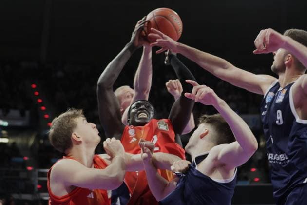 In Bedraengnis Bayerns 32 Wenyen GABRIEL Basketball Bayern Weissenfels Bundesliga, FC Bayern Basketball SYNTAINICS MBC, 9 Matchday, Season 2025 2026, 7 12 2025, in Munich, B M W P A R K, Germany Source Copyright Credit Oryk HAIST xBASKETBALL-BAYERN-MBCx