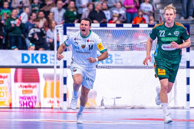 Aitor Arino Füchse Berlin, No. 14 v l , TSV Hannover Burgdorf green against Füchse Berlin white on matchday 15 of the 2025 2026 season in the DAIKIN Handball Bundesliga 07 12 2025, ZAG Arena Hannover, GER , Copyright: xJanxGuentherx xTSVxHannover-Burgdorfx