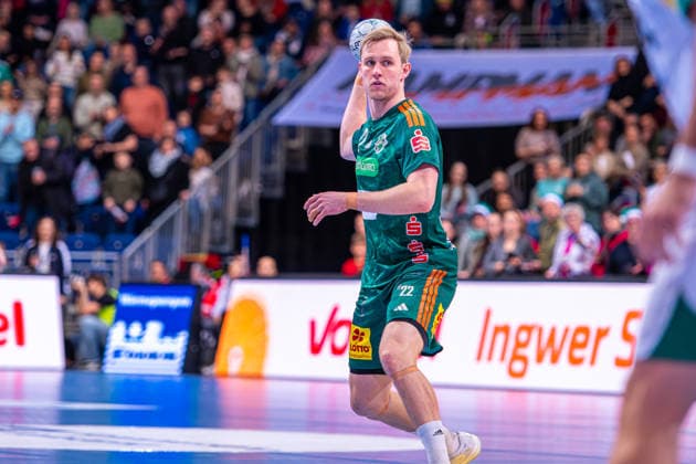 Marian Michalczik TSV Hannover Burgdorf, No. 22 v l , TSV Hannover Burgdorf green against Füchse Berlin white on matchday 15 of the 2025 2026 season in the DAIKIN Handball Bundesliga 07 12 2025, ZAG Arena Hannover, GER , Copyright: xJanxGuentherx xTSVxHannover-Burgdorfx