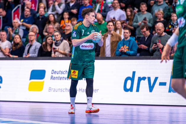 Leif Tissier TSV Hannover Burgdorf, No. 7 v l , TSV Hannover Burgdorf green against Füchse Berlin white on matchday 15 of the 2025 2026 season in the DAIKIN Handball Bundesliga 07 12 2025, ZAG Arena Hannover, GER , Copyright: xJanxGuentherx xTSVxHannover-Burgdorfx