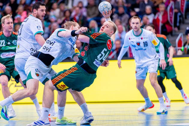 Justus Fischer TSV Hannover Burgdorf, No. 54 v l , TSV Hannover Burgdorf green against Füchse Berlin white on matchday 15 of the 2025 2026 season in the DAIKIN Handball Bundesliga 07 12 2025, ZAG Arena Hannover, GER , Copyright: xJanxGuentherx xTSVxHannover-Burgdorfx