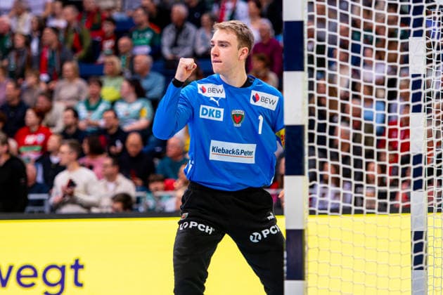 Lasse Ludwig Füchse Berlin, Nr 1 v l , TSV Hannover Burgdorf green against Füchse Berlin white on matchday 15 of the 2025 2026 season in the DAIKIN Handball Bundesliga 07 12 2025, ZAG Arena Hannover, GER , Copyright: xJanxGuentherx xTSVxHannover-Burgdorfx