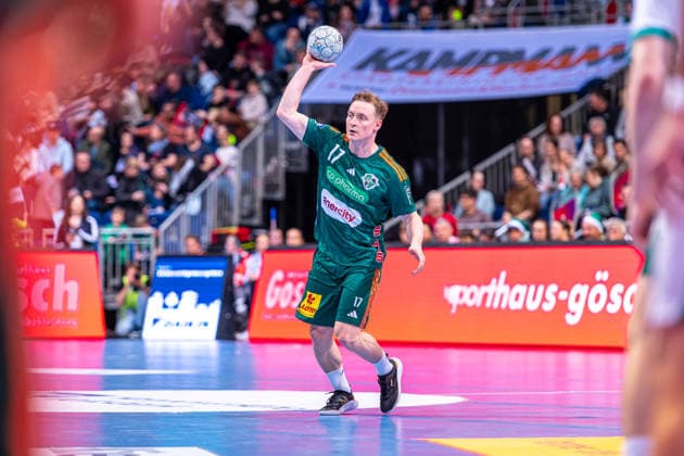 August Pedersen TSV Hannover Burgdorf, No. 17 v l , TSV Hannover Burgdorf green against Füchse Berlin white on matchday 15 of the 2025 2026 season in the DAIKIN Handball Bundesliga 07 12 2025, ZAG Arena Hannover, GER , Copyright: xJanxGuentherx xTSVxHannover-Burgdorfx