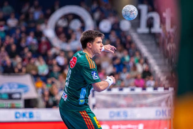 Renars Uscins TSV Hannover Burgdorf, No. 10 v l , TSV Hannover Burgdorf green against Füchse Berlin white on matchday 15 of the 2025 2026 season in the DAIKIN Handball Bundesliga 07 12 2025, ZAG Arena Hannover, GER , Copyright: xJanxGuentherx xTSVxHannover-Burgdorfx