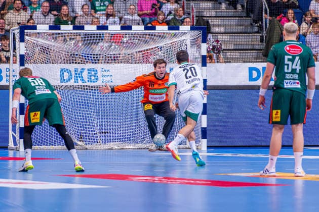 Simon Gade TSV Hannover Burgdorf, No. 16 Tim Freihöfer Füchse Berlin, No. 20 v l , TSV Hannover Burgdorf green against Füchse Berlin white on matchday 15 of the 2025 2026 season in the DAIKIN Handball Bundesliga 07 12 2025, ZAG Arena Hannover, GER , Copyright: xJanxGuentherx xTSVxHannover-Burgdorfx