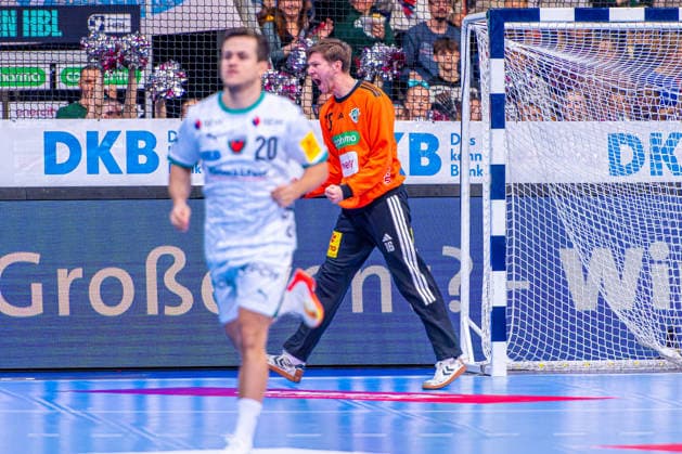 Simon Gade TSV Hannover Burgdorf, No. 16 v l , TSV Hannover Burgdorf green against Füchse Berlin white on matchday 15 of the 2025 2026 season in the DAIKIN Handball Bundesliga 07 12 2025, ZAG Arena Hannover, GER , Copyright: xJanxGuentherx xTSVxHannover-Burgdorfx