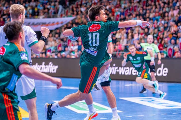 Renars Uscins TSV Hannover Burgdorf, No. 10 v l , TSV Hannover Burgdorf green against Füchse Berlin white on matchday 15 of the 2025 2026 season in the DAIKIN Handball Bundesliga 07 12 2025, ZAG Arena Hannover, GER , Copyright: xJanxGuentherx xTSVxHannover-Burgdorfx