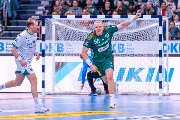 Justus Fischer TSV Hannover Burgdorf, No. 54 v l , TSV Hannover Burgdorf green against Füchse Berlin white on matchday 15 of the 2025 2026 season in the DAIKIN Handball Bundesliga 07 12 2025, ZAG Arena Hannover, GER , Copyright: xJanxGuentherx xTSVxHannover-Burgdorfx