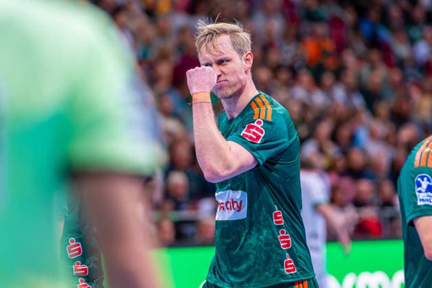 Marian Michalczik TSV Hannover Burgdorf, No. 22 v l , TSV Hannover Burgdorf green against Füchse Berlin white on matchday 15 of the 2025 2026 season in the DAIKIN Handball Bundesliga 07 12 2025, ZAG Arena Hannover, GER , Copyright: xJanxGuentherx xTSVxHannover-Burgdorfx