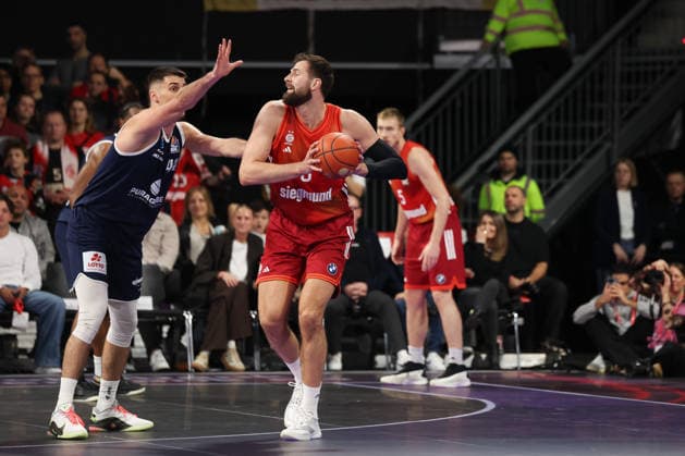 Leon Kratzer FC Bayern Basketball, 08 with ball with Jure Planinic SYNTAINICS MBC, 44 , GER, FC Bayern Basketball vs SYNTAINICS MBC, Basketball, easycredit Basketball Bundesliga, 9 Matchday, Season 2025 2026, 07 12 2025, GER, FC Bayern Basketball vs SYNTAINICS MBC, Basketball, easycredit Basketball Bundesliga, 9 Matchday, Season 2025 2026, 07 12 2025 Muenchen Copyright: xEibner-Pressefoto JennixMaulx EP_JML