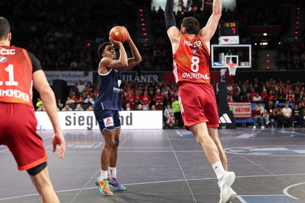 Marcus Foster SYNTAINICS MBC, 05 with Leon Kratzer FC Bayern Basketball, 08 , Vladimir Lucic FC Bayern Basketball, 11 , GER, FC Bayern Basketball vs SYNTAINICS MBC, Basketball, easycredit Basketball Bundesliga, 9 Matchday, Season 2025 2026, 07 12 2025, GER, FC Bayern Basketball vs SYNTAINICS MBC, Basketball, easycredit Basketball Bundesliga, 9 Matchday, Season 2025 2026, 07 12 2025 Munich Copyright: xEibner-Pressefoto JennixMaulx EP_JML