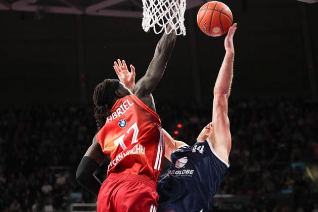 Jure Planinic SYNTAINICS MBC, 44 at the basket with Wenyen Gabriel FC Bayern Basketball, 32 , GER, FC Bayern Basketball vs SYNTAINICS MBC, Basketball, easycredit Basketball Bundesliga, 9 Matchday, Season 2025 2026, 07 12 2025, GER, FC Bayern Basketball vs SYNTAINICS MBC, Basketball, easycredit Basketball Bundesliga, 9 Matchday, Season 2025 2026, 07 12 2025 Munich Copyright: xEibner-Pressefoto JennixMaulx EP_JML