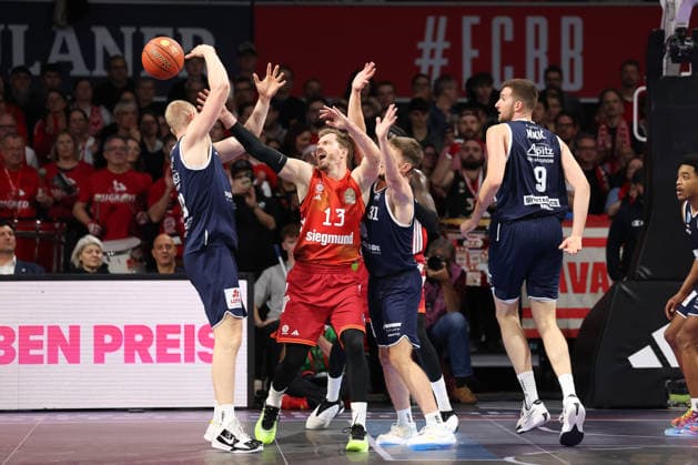 Collin Welp SYNTAINICS MBC, 40 with Andreas Obst FC Bayern Basketball, 13 , with Spencer Reaves SYNTAINICS MBC, 31 and Kresimir Nikic SYNTAINICS MBC, 09 , GER, FC Bayern Basketball vs SYNTAINICS MBC, Basketball, easycredit Basketball Bundesliga, 9 Matchday, Season 2025 2026, 07 12 2025, GER, FC Bayern Basketball vs SYNTAINICS MBC, Basketball, easycredit Basketball Bundesliga, 9 Matchday, Season 2025 2026, 07 12 2025 Muenchen Copyright: xEibner-Pressefoto JennixMaulx EP_JML