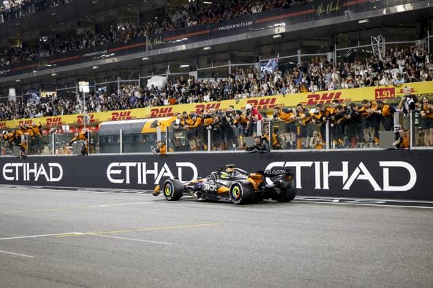 ABU DHABI - Lando Norris (McLaren) celebrates his world title with his pit crew at the Yas Marina Circuit at the end of the Abu Dhabi Grand Prix. ANP SANDER KONING xVIxANPxSportx xxANPxIVx 544179283 originalFilename: 544179283.jpg