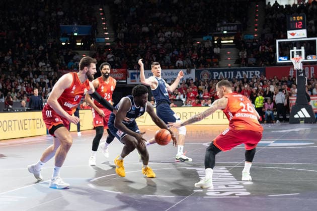 Leon Kratzer 8 Bayern , Thomas Khyri 0 MBC and Stefan Jovic 16 Bayern in action during the match Bayern Munich SYNTAINICS MBC on 07 12 2025 in Munich Munich BMW Park Bayern Germany