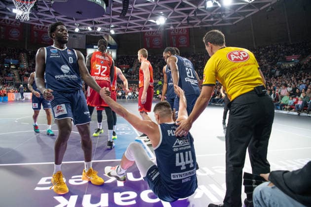 Thomas Khyri 0 MBC and RJ Gunn 21 MBC help Jure Planinic 44 MBC on during the match Bayern Munich SYNTAINICS MBC on 07 12 2025 in Munich Munich BMW Park Bayern Germany