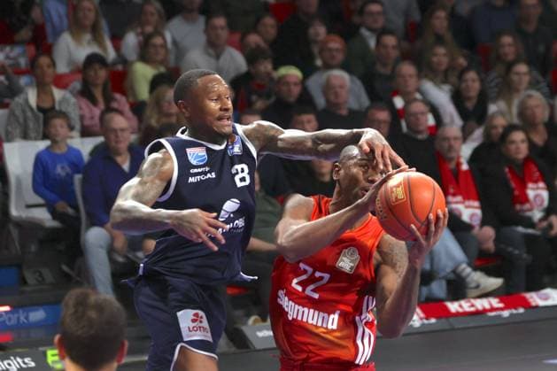 Weissenfels 23 CALLISON vs Bayerns 22 Isiaha MIKE Basketball Bayern Weissenfels Bundesliga, FC Bayern Basketball SYNTAINICS MBC, 9 Matchday, Season 2025 2026, 7 12 2025, in Munich, B M W P A R K, Germany Source Copyright Credit Oryk HAIST xBASKETBALL-BAYERN-MBCx