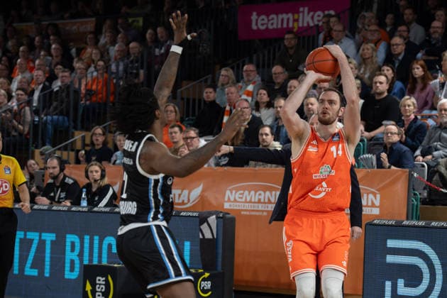 GER, Basketball, easy Credit BBL, Rasta Vechta vs Veolia Towers Hamburg 07 12 2025, Rasta Dome, Vechta, GER, easy Credit BBL, Rasta Vechta vs Veolia Towers Hamburg , in the picture Philipp KERKENHOFF Rasta Vechta 14 with the throw nordphotoxgmbhx xRojahn nph00310