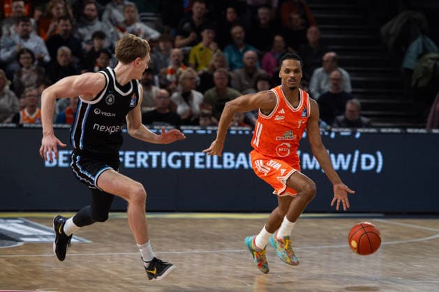 GER, Basketball, easy Credit BBL, Rasta Vechta vs Veolia Towers Hamburg 07 12 2025, Rasta Dome, Vechta, GER, easy Credit BBL, Rasta Vechta vs Veolia Towers Hamburg , pictured Alonzo VERGE JR Rasta Vechta 11 Jared GREY Veolia Towers Hamburg 8 nordphotoxgmbhx xRojahn nph00310