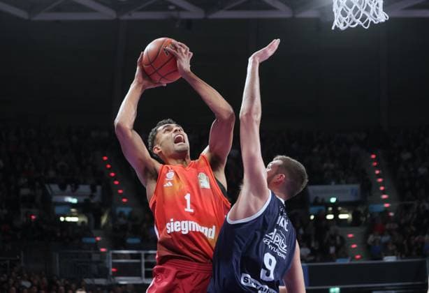 Bayerns 1 Oscar DA SILVA vs Weissenfels 9 NIKIC Basketball Bayern Weissenfels Bundesliga, FC Bayern Basketball SYNTAINICS MBC, 9 Matchday, Season 2025 2026, 7 12 2025, in Munich, B M W P A R K, Germany Source Copyright Credit Oryk HAIST xBASKETBALL-BAYERN-MBCx