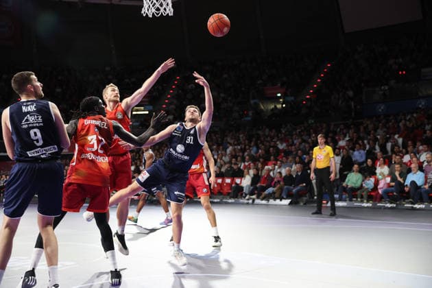 Spencer Reaves SYNTAINICS MBC, 31 with Niels Giffey FC Bayern Basketball, 05 and Wenyen Gabriel FC Bayern Basketball, 32 , with Kresimir Nikic SYNTAINICS MBC, 09 , GER, FC Bayern Basketball vs SYNTAINICS MBC, Basketball, easycredit Basketball Bundesliga, 9 Matchday, Season 2025 2026, 07 12 2025, GER, FC Bayern Basketball vs SYNTAINICS MBC, Basketball, easycredit Basketball Bundesliga, 9 Matchday, Season 2025 2026, 07 12 2025 Munich Copyright: xEibner-Pressefoto JennixMaulx EP_JML